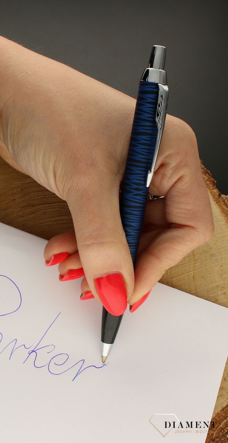 Długopis Parker IM Blue Origin Edycja Specjalna 2073476 DŁUGOPIS 2073476. Długopis, który najchętniej wybierany jest przez studentów i lekarzy. To Parker IM Czarny z niebieskim wzorem. Długopis Parker idealny na prezent (1).jpg